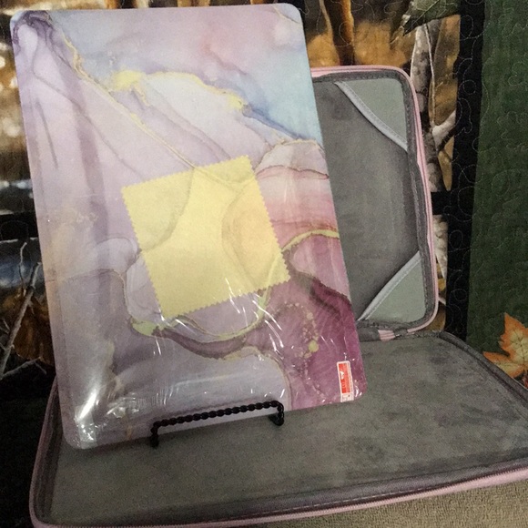 I Pad Pro 13.3 Case W/ Cover And Keyboard Stickers - Picture 4 of 5